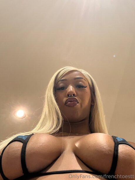 Naakte gelekte OnlyFans-foto van Frenchtoestt