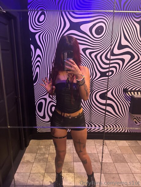 Naakte gelekte OnlyFans-foto van Emo S1ut