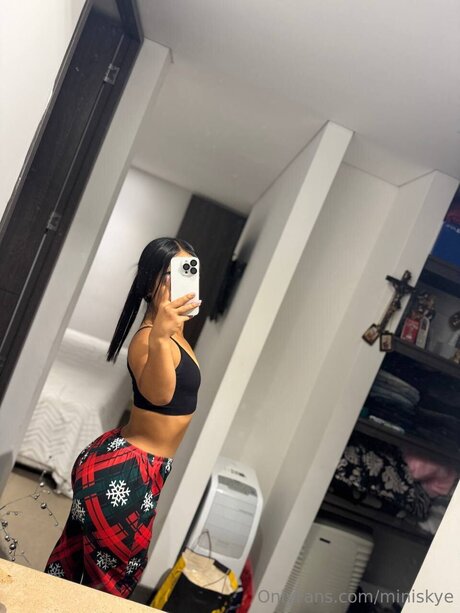 Naakte gelekte OnlyFans-foto van Miniskye