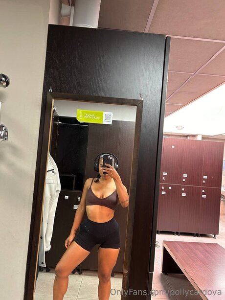 Naakte gelekte OnlyFans-foto van Pollycardova