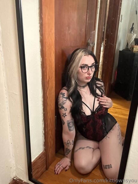 Naakte gelekte OnlyFans-foto van Kittiownsyou