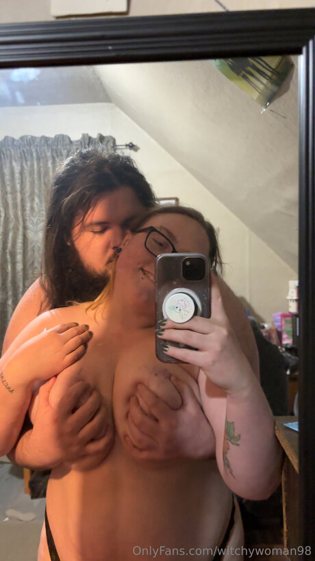 Naakte gelekte OnlyFans-foto van Witchywoman98