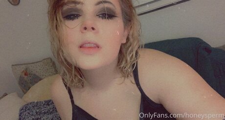 Naakte gelekte OnlyFans-foto van Honeysperm