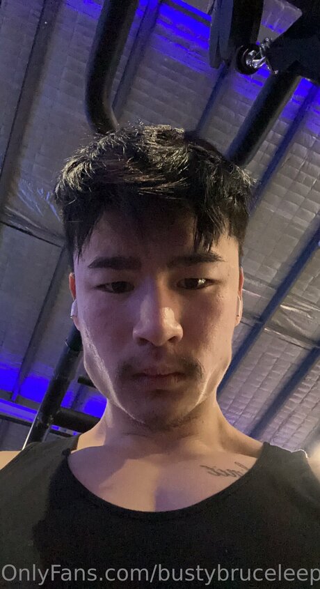 Naakte gelekte OnlyFans-foto van Bustybruceleepreviews