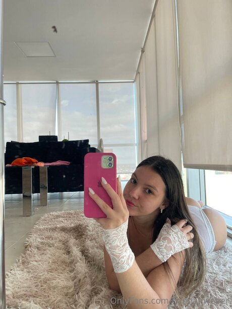 Naakte gelekte OnlyFans-foto van Hannahweber