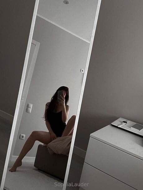 Naakte gelekte OnlyFans-foto van Sophia Es