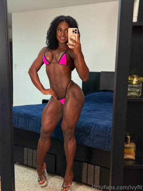 Naakte gelekte OnlyFans-foto van Ivyfit