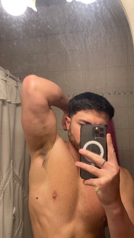 Naakte gelekte OnlyFans-foto van Tavofree