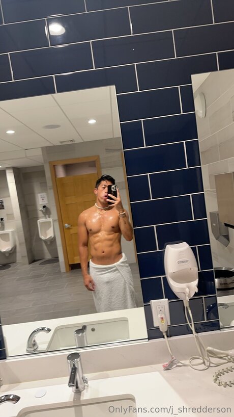 Naakte gelekte OnlyFans-foto van J Shredderson