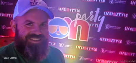 Naakte gelekte OnlyFans-foto van Itzdaddyd