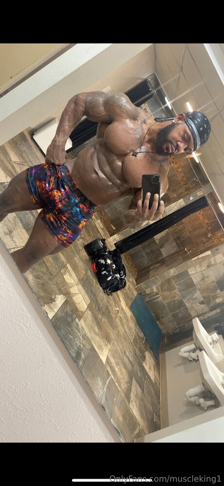 Naakte gelekte OnlyFans-foto van Muscleking1