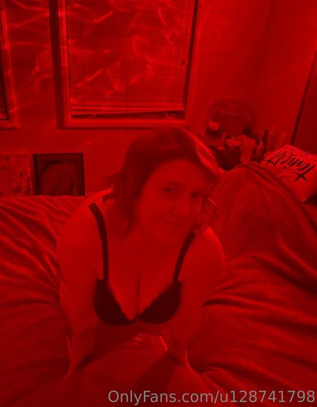 Naakte gelekte OnlyFans-foto van Roxanneandmaxswingers