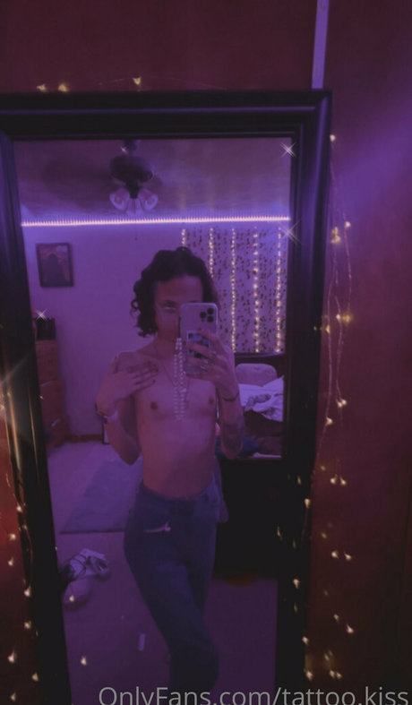Naakte gelekte OnlyFans-foto van Tattookiss