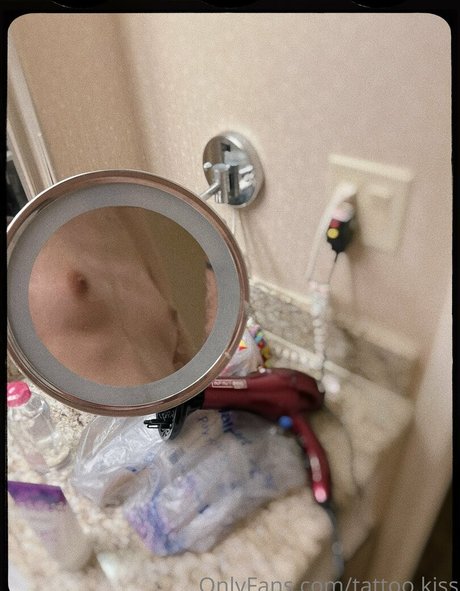 Naakte gelekte OnlyFans-foto van Tattookiss