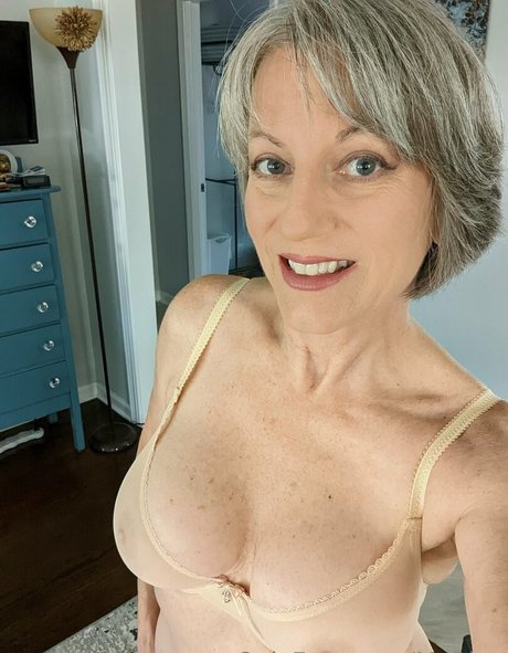 Naakte gelekte OnlyFans-foto van Morina