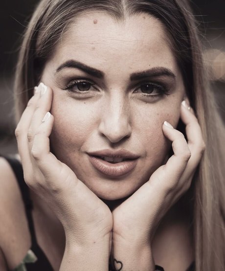Naakte gelekte OnlyFans-foto van Nicole Andrievich