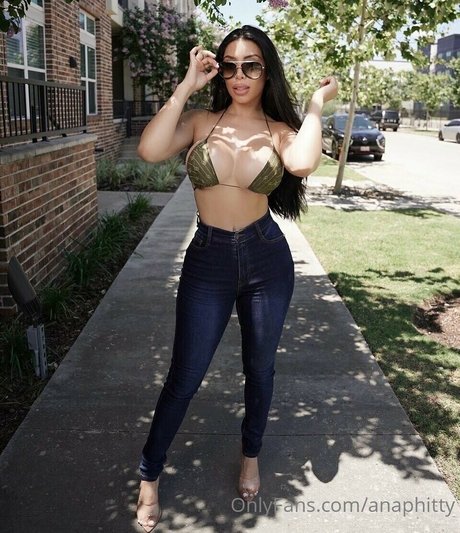 Naakte gelekte OnlyFans-foto van Ana Lozano