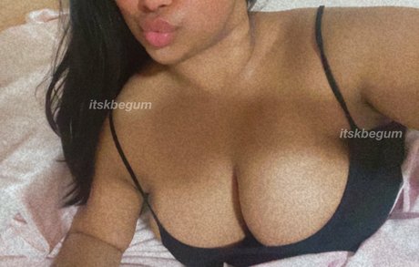Naakte gelekte OnlyFans-foto van Kjbegum