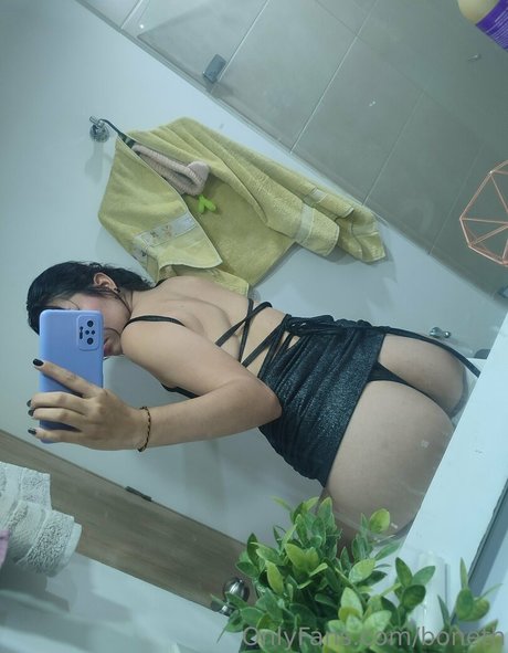 Naakte gelekte OnlyFans-foto van Boneth