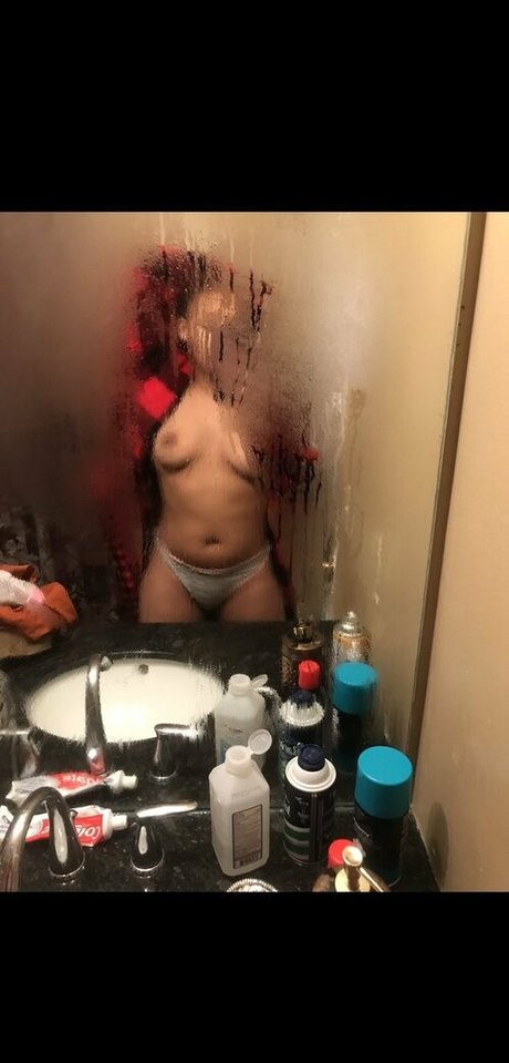 Naakte gelekte OnlyFans-foto van Bonniexclyde18