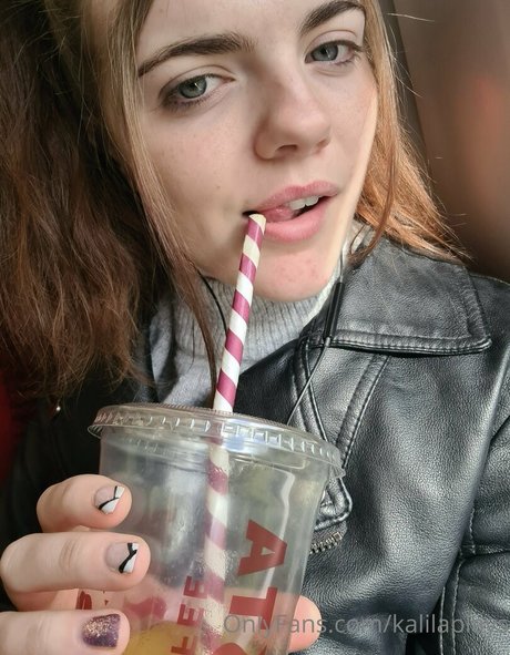 Naakte gelekte OnlyFans-foto van Kalilaplays