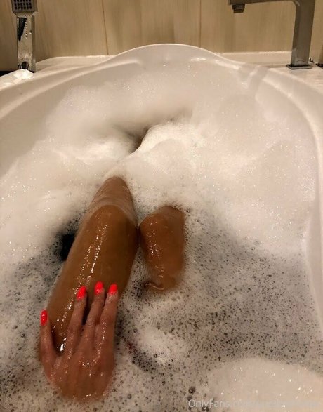 Naakte gelekte OnlyFans-foto van Unasbombitas