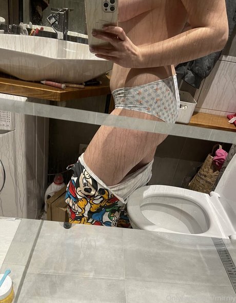 Naakte gelekte OnlyFans-foto van Mirniy
