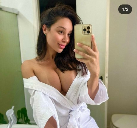 Naakte gelekte OnlyFans-foto van Grazielle Roche