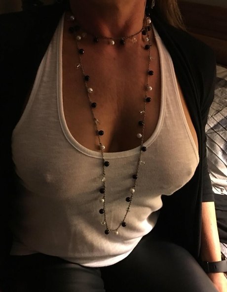 Naakte gelekte OnlyFans-foto van Hotwifehappylife