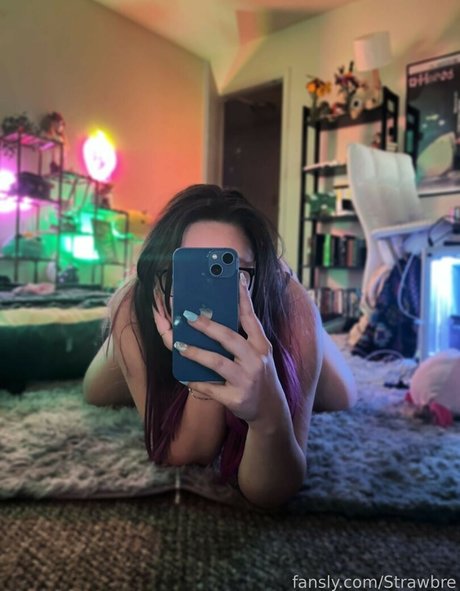 Naakte gelekte OnlyFans-foto van Strawbre