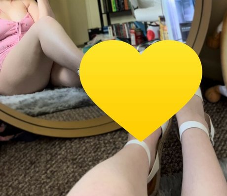 Naakte gelekte OnlyFans-foto van Strawbre