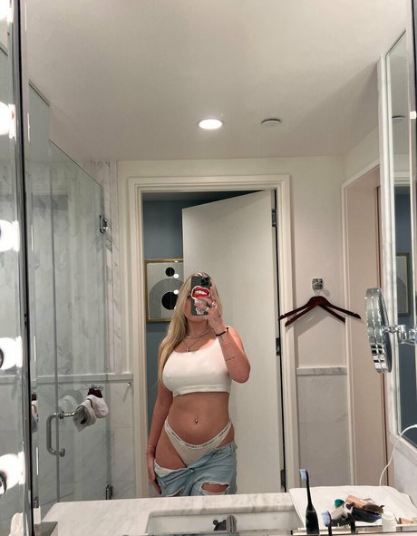 Naakte gelekte OnlyFans-foto van Katerinacarney