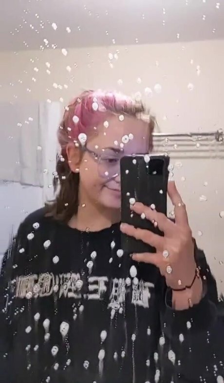 Naakte gelekte OnlyFans-foto van Scoopy