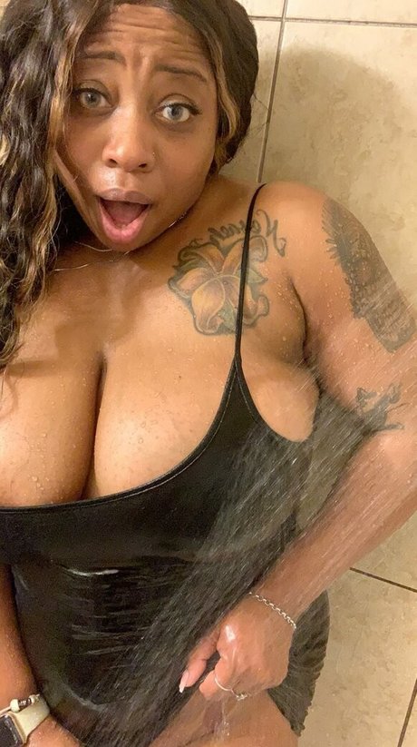 Naakte gelekte OnlyFans-foto van Lyssalaird