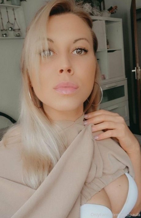 Naakte gelekte OnlyFans-foto van Benzpaula