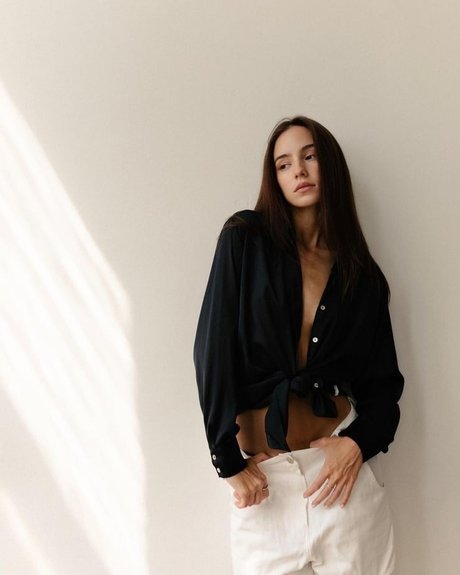 Naakte gelekte OnlyFans-foto van Angelina Romashka