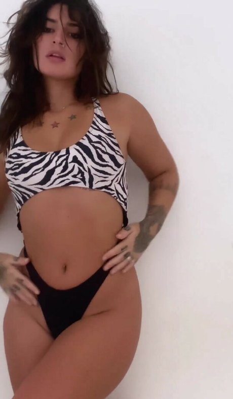 Naakte gelekte OnlyFans-foto van Talia Sereia