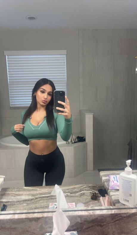 Naakte gelekte OnlyFans-foto van Emma Petisco