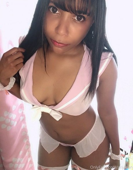 Naakte gelekte OnlyFans-foto van Arijapan