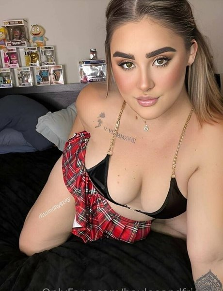 Naakte gelekte OnlyFans-foto van Bayleeandfriends