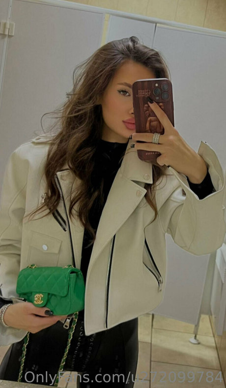 Naakte gelekte OnlyFans-foto van Barbiecake