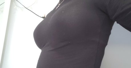 Naakte gelekte OnlyFans-foto van Gothravemom