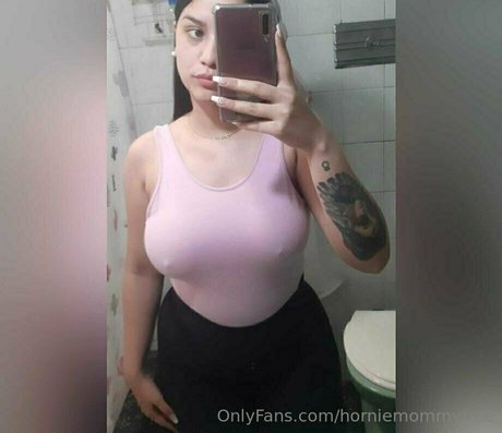 Naakte gelekte OnlyFans-foto van Horniemommyfree