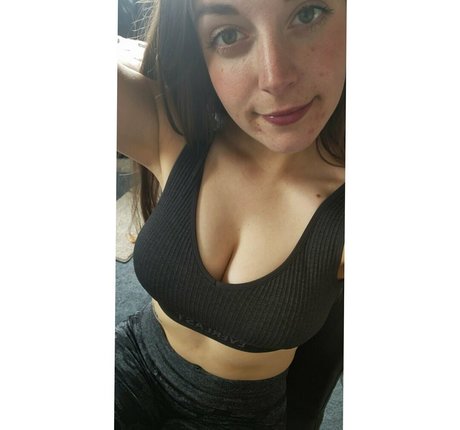 Naakte gelekte OnlyFans-foto van Beazee