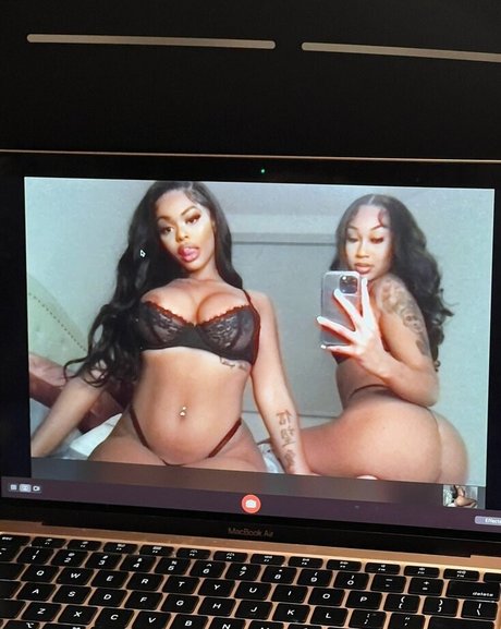 Naakte gelekte OnlyFans-foto van Juiccygalore