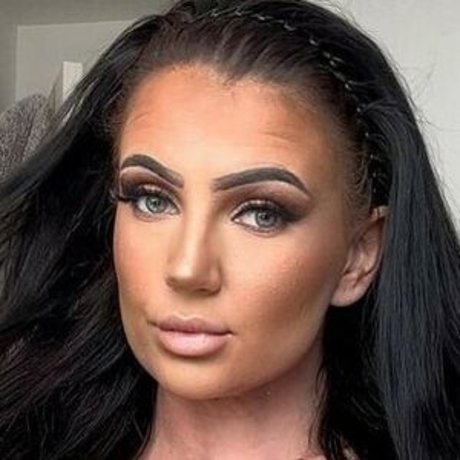 Naakte gelekte OnlyFans-foto van Siobhan Ward