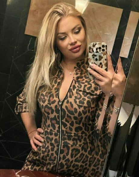 Naakte gelekte OnlyFans-foto van Nikki Cox