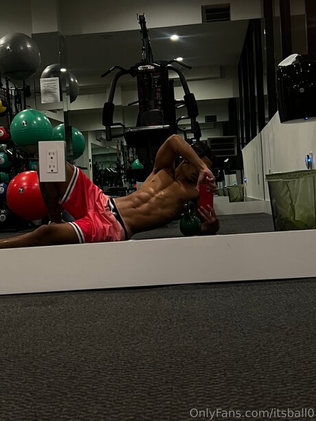 Naakte gelekte OnlyFans-foto van Itsball0