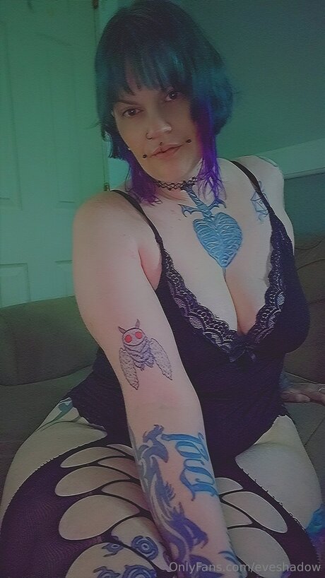 Naakte gelekte OnlyFans-foto van Eveshadow