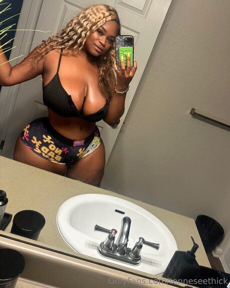 Naakte gelekte OnlyFans-foto van Tenneseethick